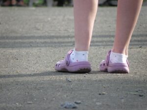 クロックスが臭いと感じる原因と対策は？